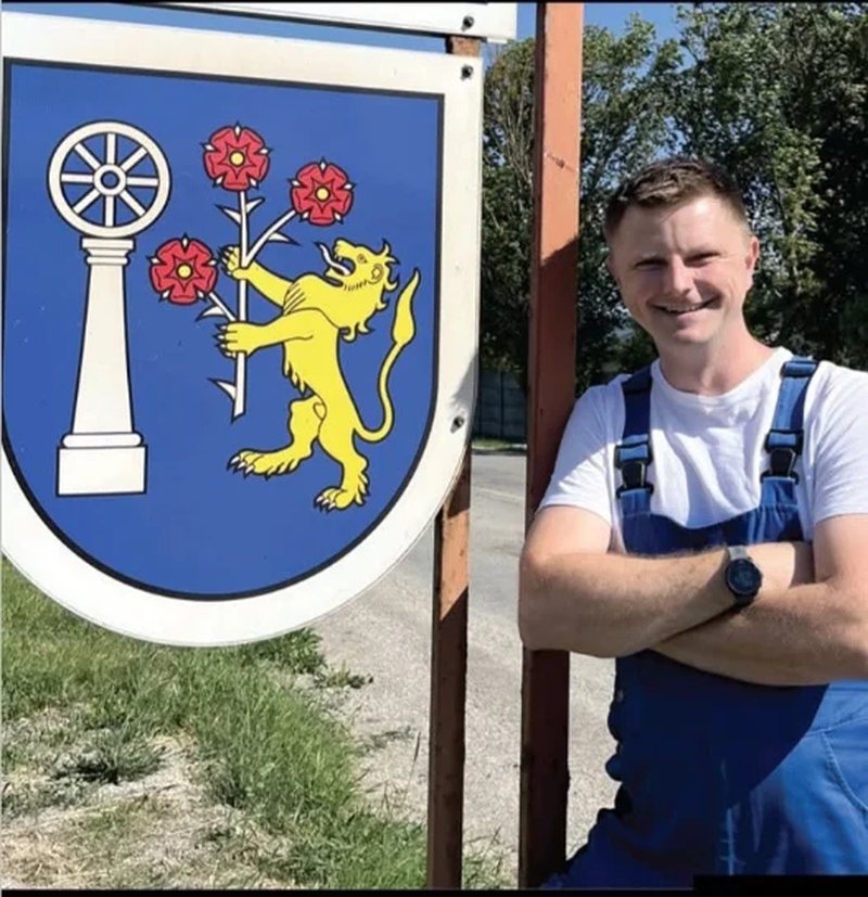 Lukáš Kunca pri tabuli s erbom mestskej časti Košice-Krásna
